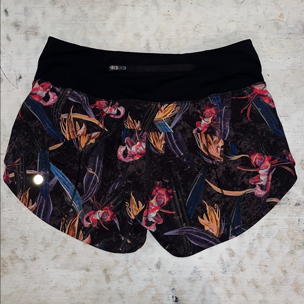 Lululemon Speed Up Mid-Rise Lined Short 4" | size 4 - Picture 3 of 9
